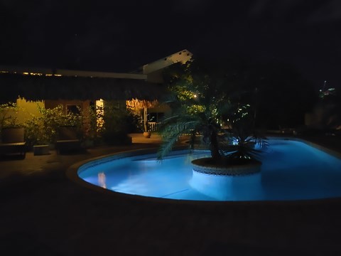 palapa zwembad bij avond